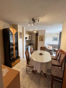 een keuken en een woonkamer met een tafel en stoelen bij Sunny Corner in Split