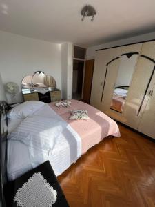 斯普利特的住宿－Sunny Corner，一间卧室设有两张床,铺有木地板
