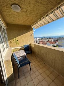 d'un balcon avec une table et des chaises et une vue. dans l'établissement Sunny Corner, à Split