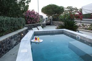 Bazén v ubytování Karpimo Vineyard Villa with Heated Pool nebo v jeho okolí