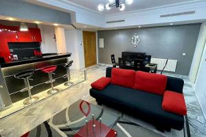 uma sala de estar com um sofá e um bar em Appartement en bord de mer em Monastir