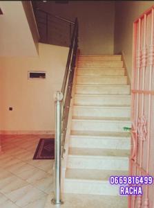 un conjunto de escaleras en una habitación con barandilla en الحسيمة, en Alhucemas