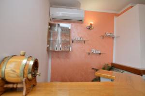een kamer met een wijnvat en een tafel bij House Aronia in Lovran