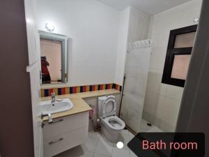 Ett badrum på Marassi blanca vibes 3bedrooms family apartment