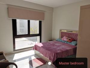 Säng eller sängar i ett rum på Marassi blanca vibes 3bedrooms family apartment