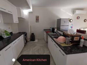 Ett kök eller pentry på Marassi blanca vibes 3bedrooms family apartment