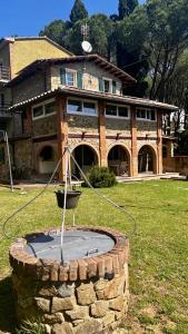 uma casa com uma fonte de água em frente em Casa Piccolo Paradiso em Giuncarico