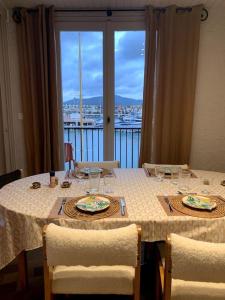 mesa de comedor con vistas a un balcón en les Marines de cogolin, Brigantine, en Cogolin