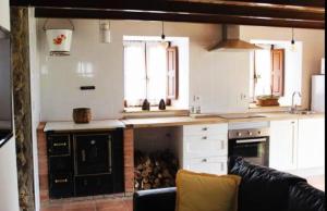 een keuken met een aanrecht en een fornuis top oven bij Sagasta Rural - Oviedo in Oviedo