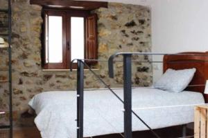 een slaapkamer met een stapelbed en een raam bij Sagasta Rural - Oviedo in Oviedo