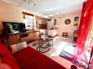 TV a/nebo společenská místnost v ubytování Ti Colibri - 1ch - 4p - Plage 150m - Jardin privé