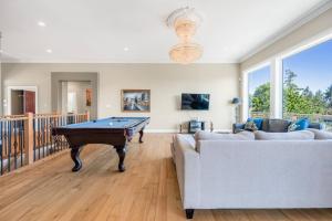 Biliardový stôl v ubytovaní Upstairs Suite in Nanaimo Spacious 3-Bed Hideaway