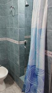 y baño con ducha y cortina de ducha. en Hotel Valle Del Sol en Merlo