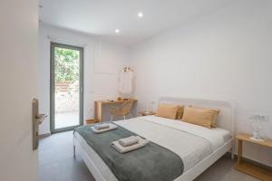 um quarto com uma cama grande com duas toalhas em Lindas Convent Garden Home 1 em Chania Town
