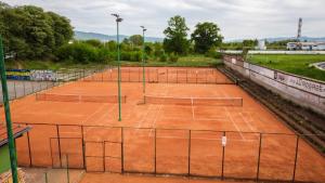 Tenis a/nebo squash v ubytování Apartman MACA nebo okolí