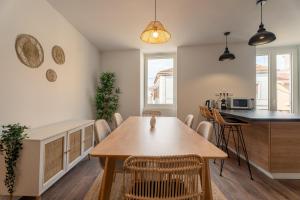 a kitchen and dining room with a table and chairs at Atlantic Selection - L'Apaisant au centre de Dax in Dax