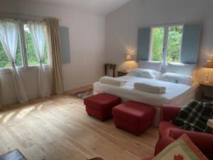 1 dormitorio con 2 camas, sofá y ventanas en hameau de prebarjaud, en Fayence