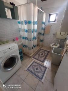 bagno con lavatrice e servizi igienici di Almir Apartman a Sarajevo