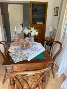 stół jadalny z talerzem jedzenia w obiekcie hameau de prebarjaud w mieście Fayence +7 zdjęć