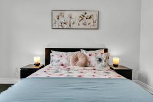 Φωτογραφία από το άλμπουμ του Oshawa Family Haven - Luxury 7BR Villa with Cozy Fireplaces & Hot Tub σε Οσάβα