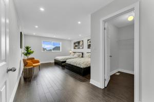 Φωτογραφία από το άλμπουμ του Oshawa Family Haven - Luxury 7BR Villa with Cozy Fireplaces & Hot Tub σε Οσάβα