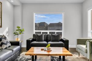 Φωτογραφία από το άλμπουμ του Oshawa Family Haven - Luxury 7BR Villa with Cozy Fireplaces & Hot Tub σε Οσάβα +52 φωτογραφίες