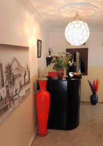 un vaso rosso seduto sul pavimento in una stanza di SARDINAS & CHILI a Marrakech
