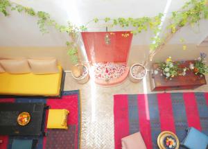 Sala de estar con alfombras coloridas y mesa en SARDINAS & CHILI, en Marrakech