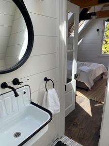 un bagno con lavandino, specchio e letto di A Majestic Victorian Private Rear Access Quarters a Melbourne