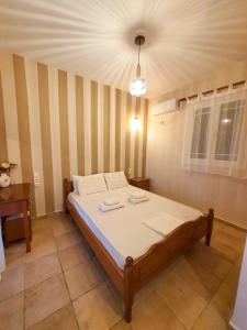 sypialnia z łóżkiem z dwoma ręcznikami w obiekcie Villa Ioanna w mieście Kalamitsi