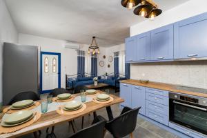 Η κουζίνα ή μικρή κουζίνα στο Cozy little house in Ios