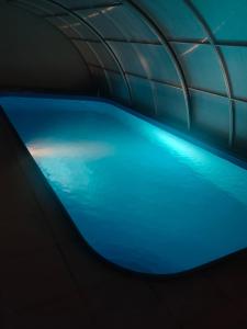 una piscina di acqua blu in un tunnel di Ubytování na statku a Holubov