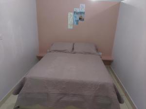 ペトロリーナにあるKitnet Vila Marcelaの小さなベッドルーム(ベッド1台付)