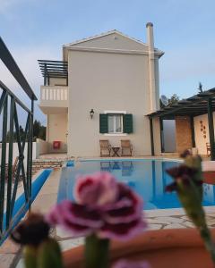 Gallery image of Villa Ioanna in Kalamitsi +29 photos