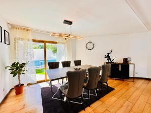 - une salle à manger avec une table et des chaises dans l'établissement Palmira Cascais House, à Alcabideche