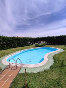 a swimming pool in the middle of a yard at Apartamento en Finisterre Fisterra in Finisterre