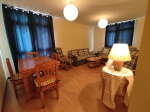 a living room with a couch and a table at Apartamento en Finisterre Fisterra in Finisterre