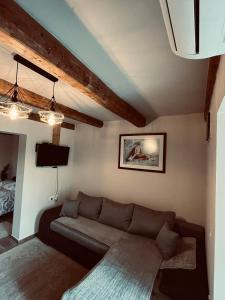 una sala de estar con un sofá y una cama en Old wine, en Virpazar 36 fotos más
