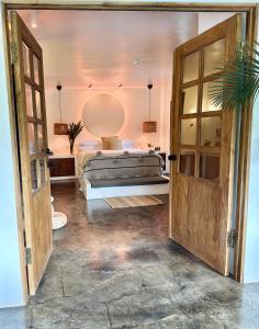 ein Schlafzimmer mit einem Bett und einer offenen Tür in der Unterkunft Vayu Retreat Villas in Coronado + 45 Fotos
