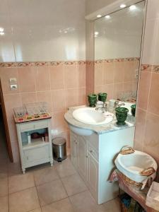 Sumène的住宿－Maison cooconing，一间带水槽和镜子的浴室