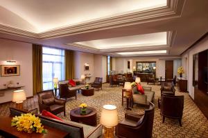 hol hotelowy z kanapami, stołami i krzesłami w obiekcie ITC Rajputana, a Luxury Collection Hotel, Jaipur w mieście Dżajpur