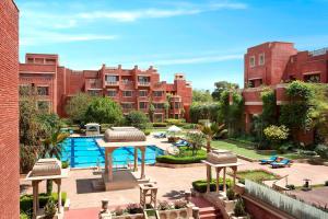 Elle offre une vue sur une cour avec une piscine et des bâtiments. dans l'établissement ITC Rajputana, a Luxury Collection Hotel, Jaipur, à Jaipur