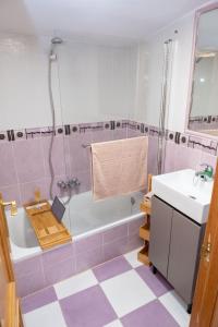 佩德羅－貝爾納多的住宿－Casa Rural El Burrito de Gredos，带浴缸和盥洗盆的浴室