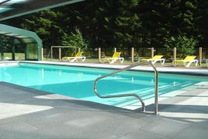Bazén v ubytování Gite Roche Des Ducs avec Piscine toute l'année, Spa, Sauna, Hammam nebo v jeho okolí