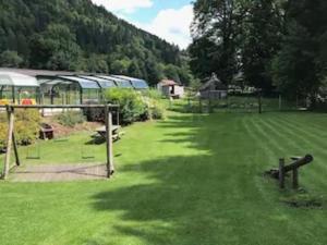 Zahrada ubytování Gite Roche Des Ducs avec Piscine toute l'année, Spa, Sauna, Hammam