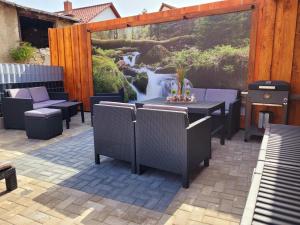 een patio met een tafel en stoelen en een grill bij Apartment HarzLounge zentrumnah GrillChill Garten in Thale