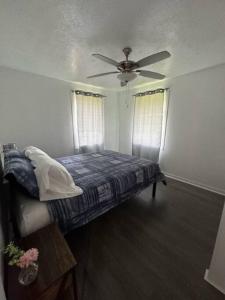 1 dormitorio con 1 cama y ventilador de techo en Cozy 2 bedroom near Volcano Park, en Mountain View