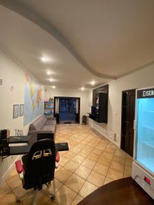 uma sala de estar com um sofá e uma televisão em Lulle Hostel em São Paulo