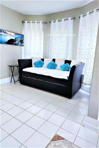 uma cama preta com almofadas azuis num quarto em CasaAzul-2605B-Beach & Pleasure Pier a block away em Galveston