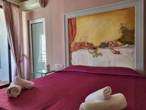 ein Schlafzimmer mit einem großen Bett mit Handtüchern darauf in der Unterkunft Vive Mare in Sarandë